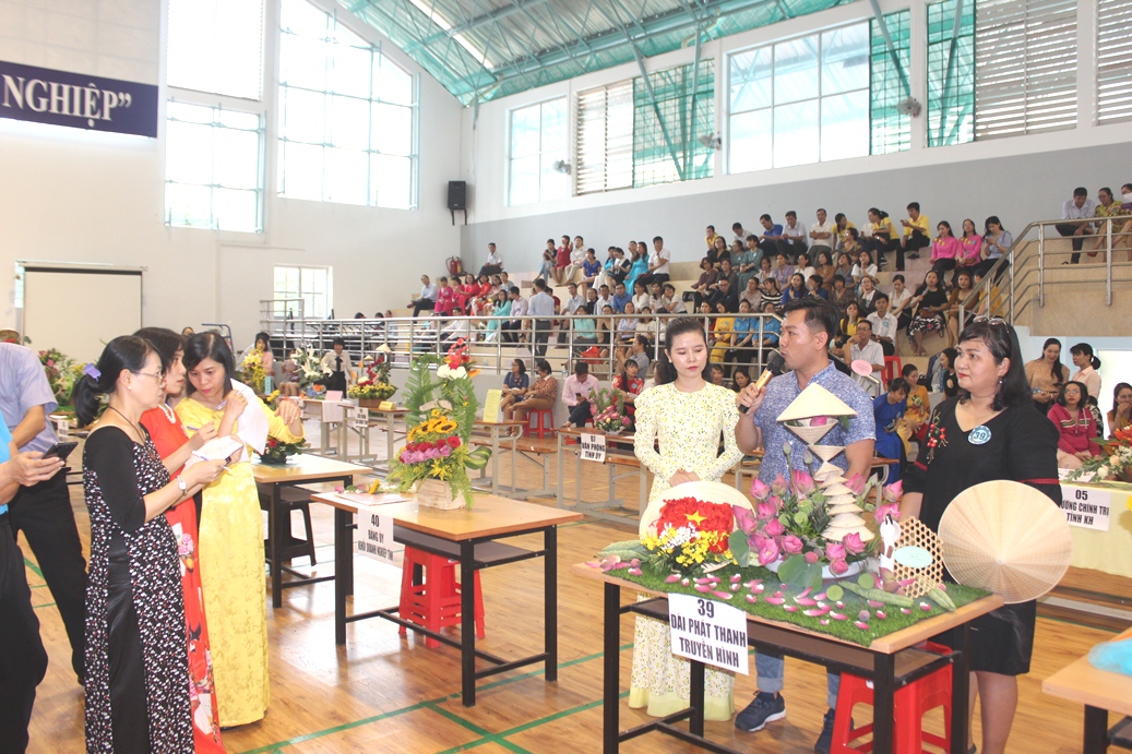 Phần thi thuyết trình của đội Đài phát thanh và Truyền hình Khánh Hòa.