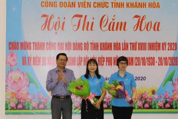 Ông Trần Mạnh Dũng tặng hoa chúc mừng ngày 20-10 cho đại diện Công đoàn tỉnh và Công đoàn Viên chức tỉnh.