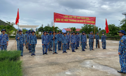 Chỉ huy đơn vị quán triệt nhiệm vụ cho các cán bộ, đoàn viên thanh niên.