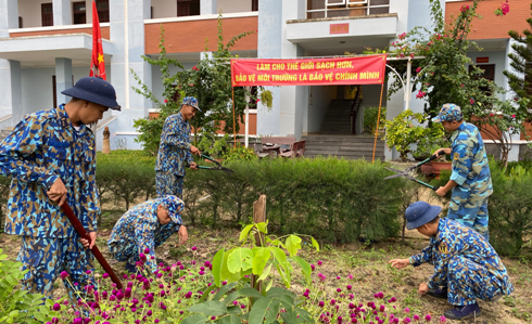 Các cán bộ, đoàn viên thanh niên dọn vệ sinh, chỉnh trang cảnh quan doanh trại...