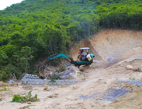 Xe múc được điều lên để phá móng, san ủi lại mặt bằng, hạn chế sạt lở khi mưa lớn