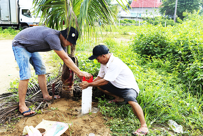 Thi công cắm mốc tại xã Vĩnh Phương.