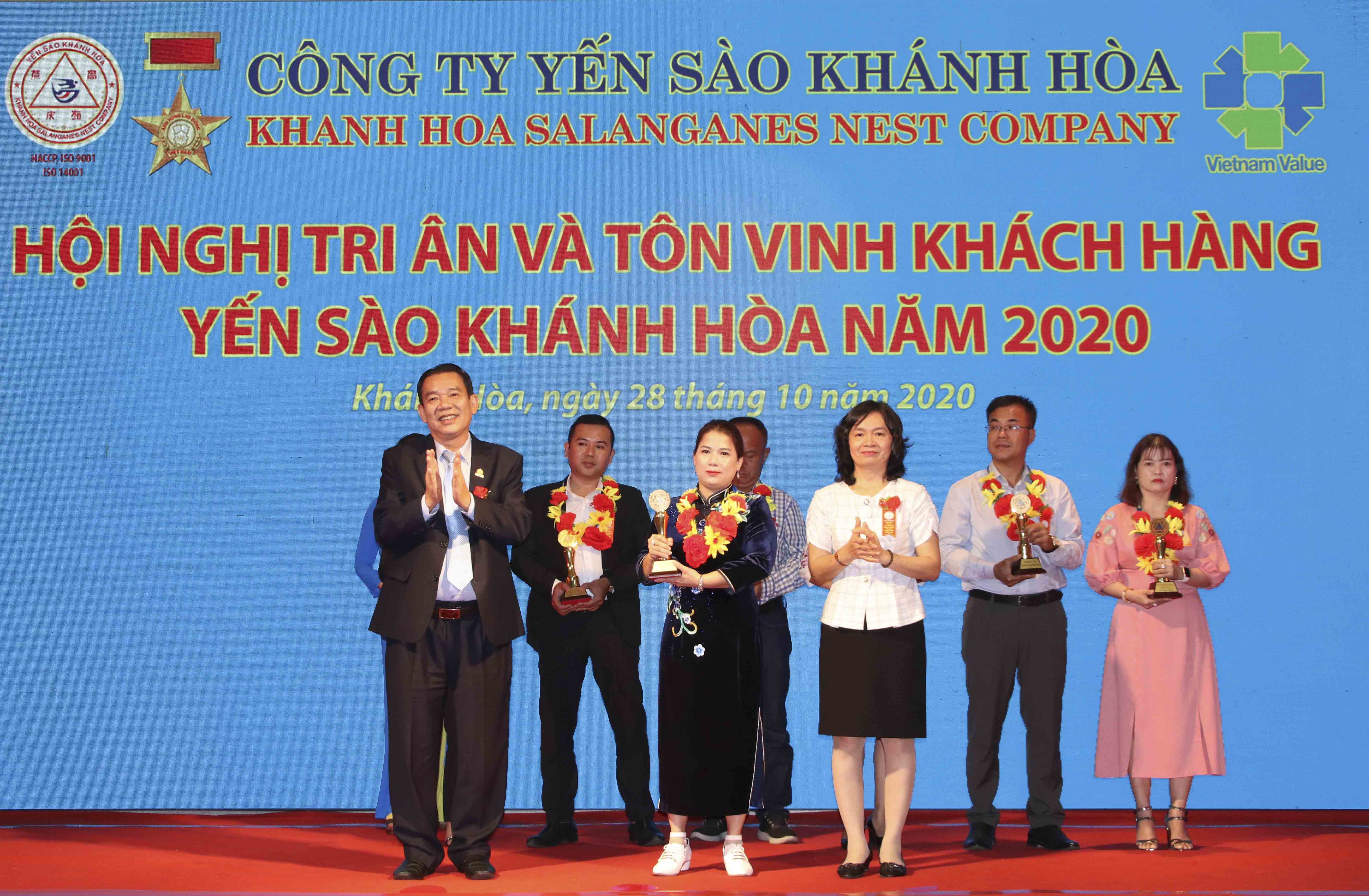 Tôn vinh nhà phân phối kim cương.