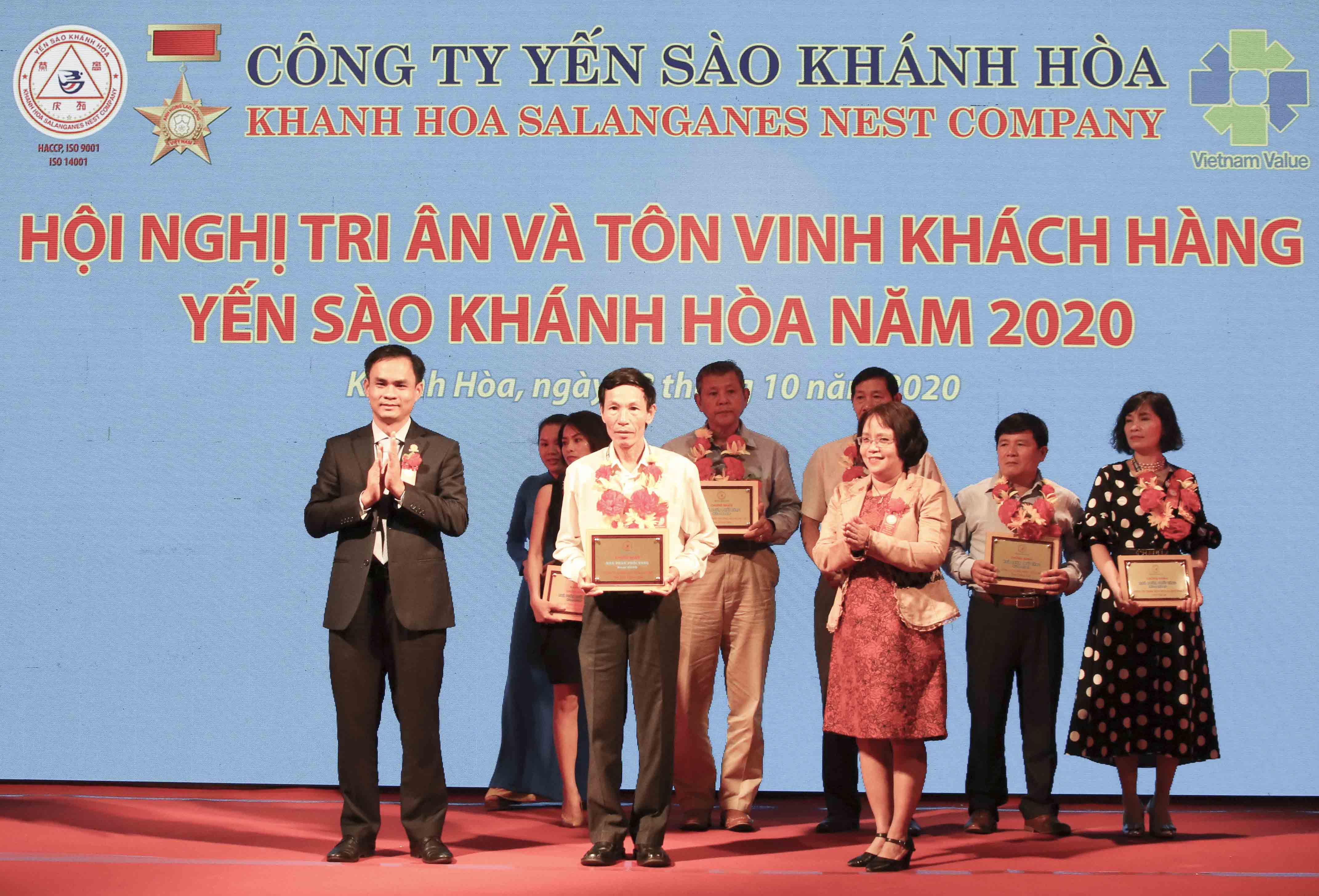 Tôn vinh nhà phân phối kim vàng.