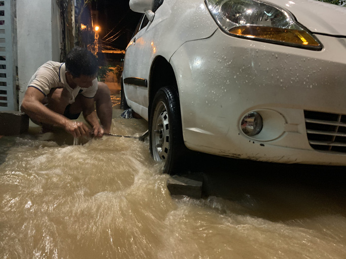 Người dân Khánh Hòa chạy lũ trong đêm, 1 người bị lũ cuốn mất tích - Ảnh 5.