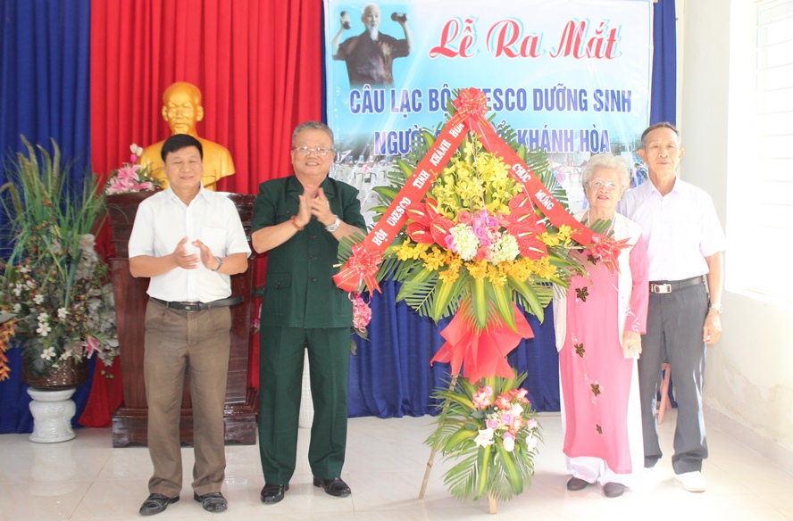 Đại diện Hội Unesco tỉnh tặng hoa chúc mừng Câu lạc bộ Unesco dưỡng sinh người cao tuổi tỉnh.