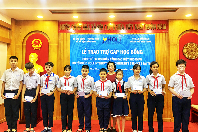 Trao học bổng cho trẻ em có hoàn cảnh khó khăn có nguy cơ phải bỏ học.   