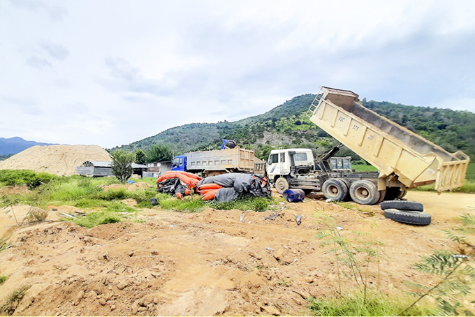 Hoạt động khai thác cát ở hồ Cam Ranh.   