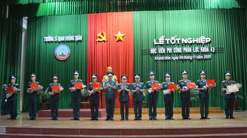 Lãnh đạo nhà trường trao bằng tốt nghiệp cho các học viên và trao thưởng cho học viên hoàn thành xuất sắc nhiệm vụ khóa học.