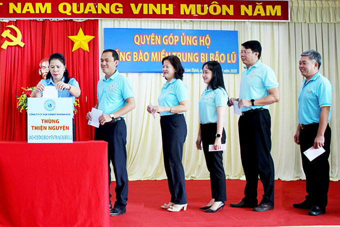 Lãnh đạo công ty quyên góp ủng hộ.