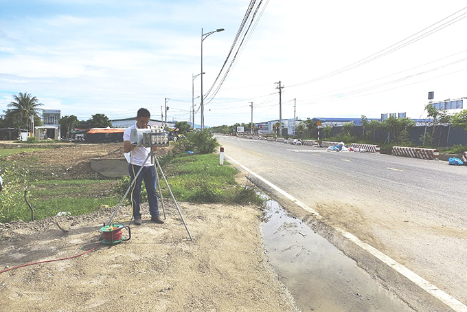 Lấy mẫu không khí xung quanh dự án.