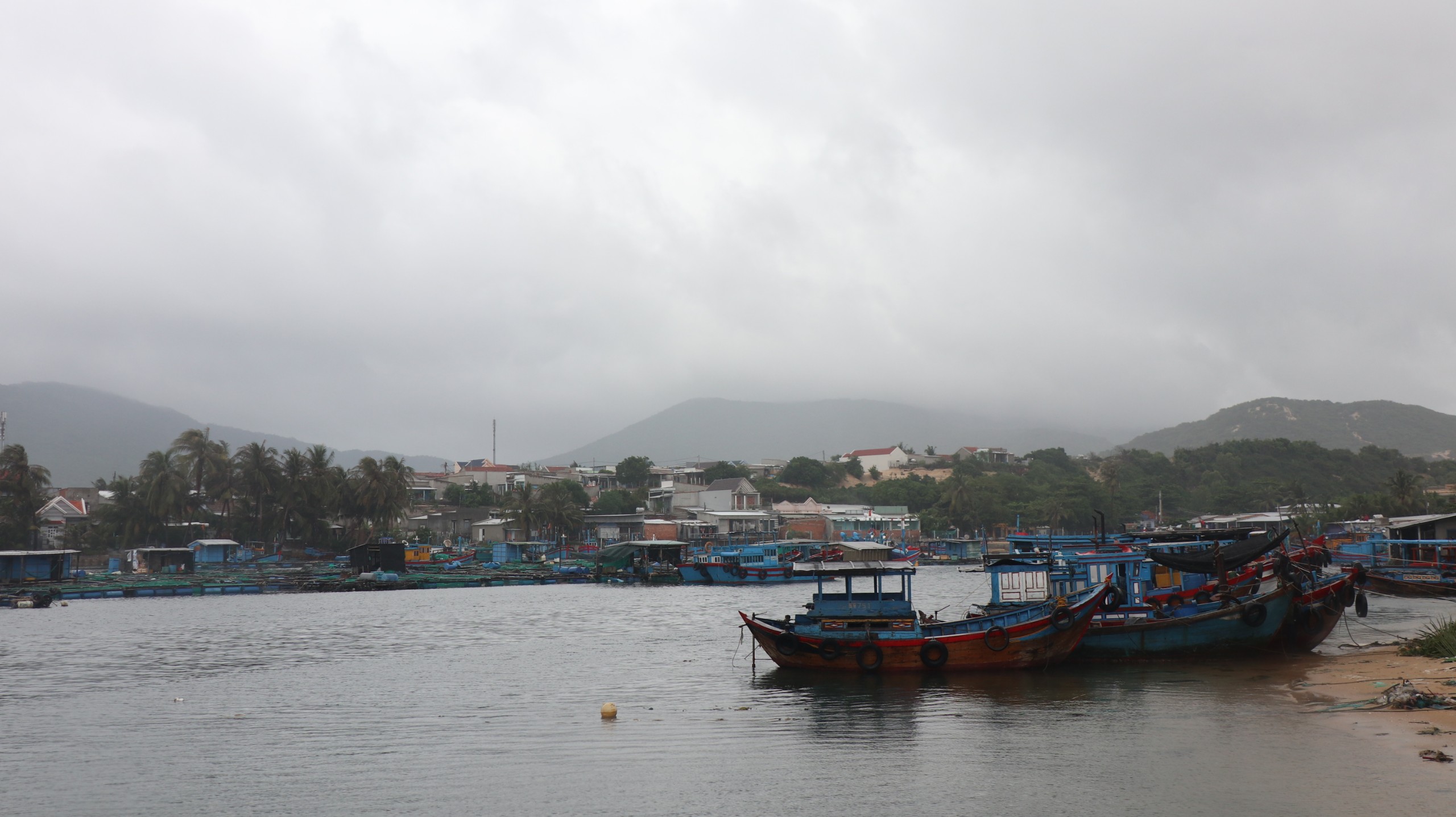 Tàu thuyền trên địa bàn huyện Vạn Ninh đã được đưa về nơi tránh trú an toàn.