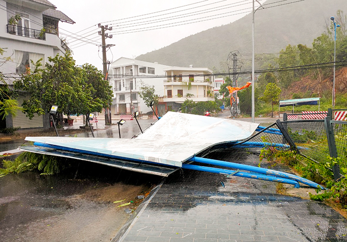 Một biển quảng cáo cạnh đường Nguyễn Tất Thành đoạn qua xã Phước Đồng, Nha Trang bị gió bão gây ngã đổ.