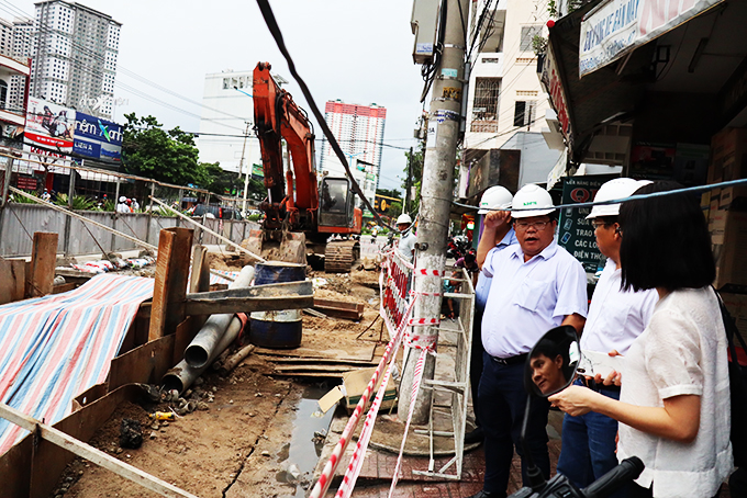 Đoàn công tác WB kiểm tra gói thầu xây dựng các tuyến cống thoát nước mưa trên đường 2-4.