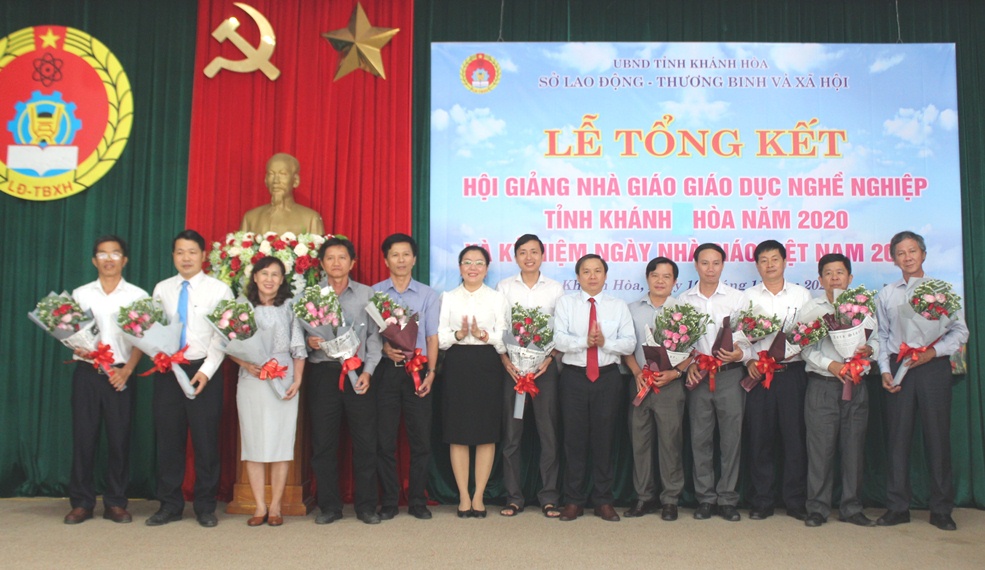 Lãnh đạo Sở Lao động – Thương binh và Xã hội tặng hoa chúc mừng ngày nhà giáo cho đại diện các cơ sở giáo dục nghề nghiệp.