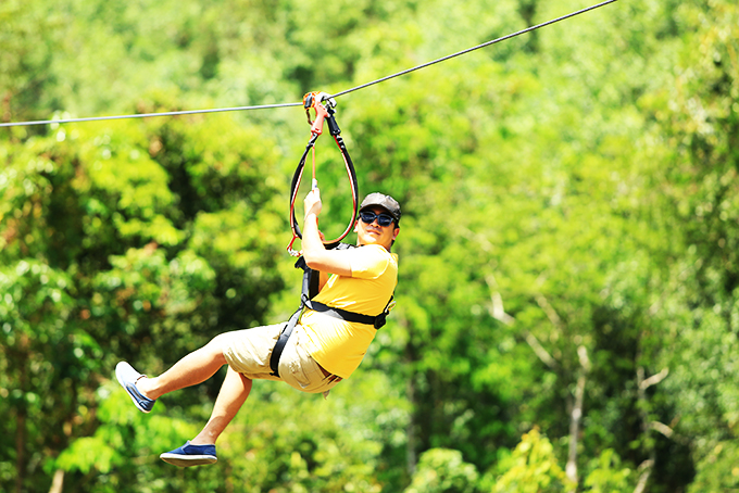 Du khách trải nghiệm Zipline ở Kong Forest. 