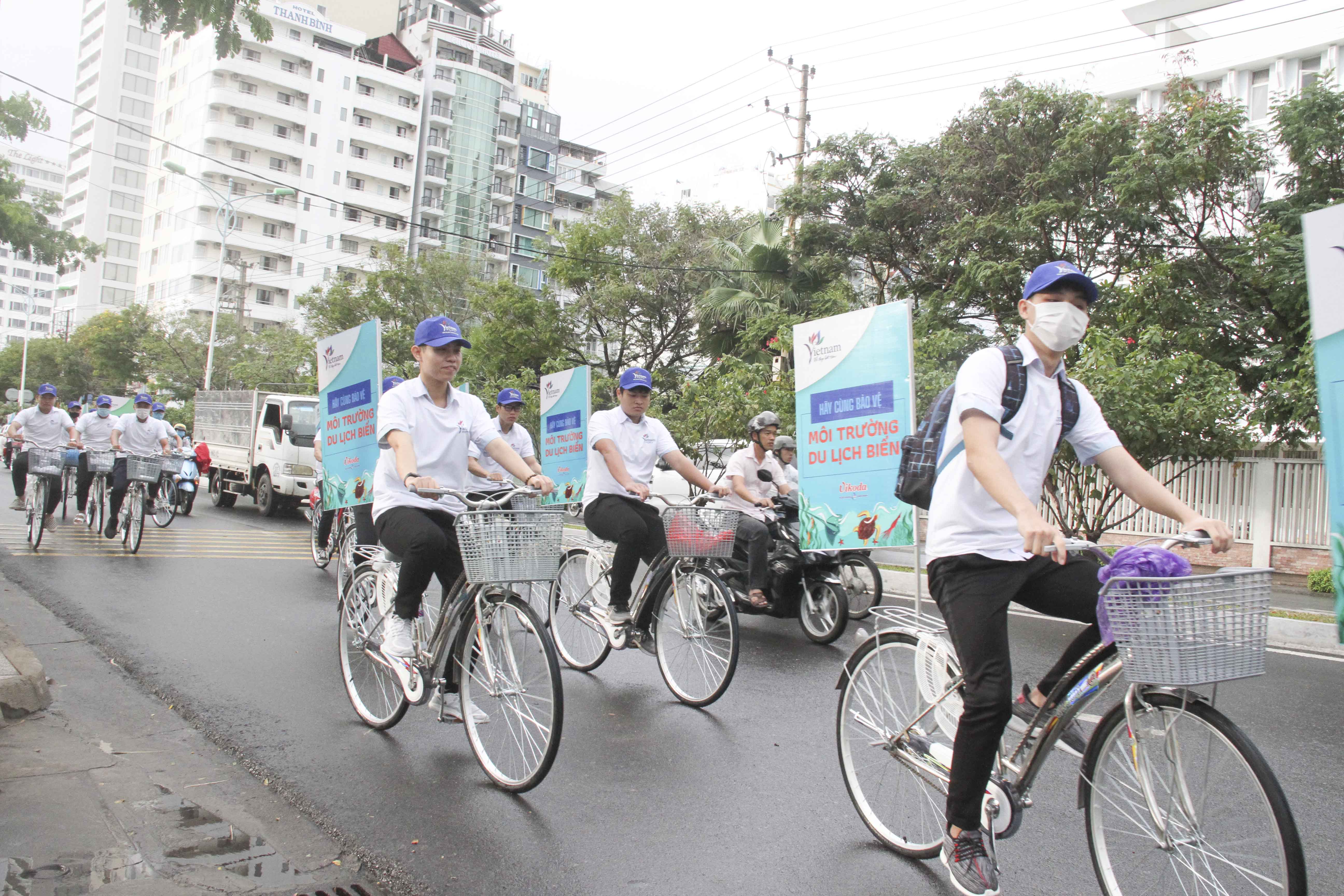 <p style= "text-align: justify; ">Sinh viên Trường Cao đẳng Du lịch Nha Trang đạp xe kêu gọi bảo vệ môi trường</p>