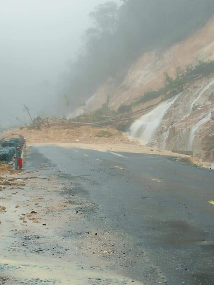 Đèo Khánh Lê bị sạt lở, chia cắt.