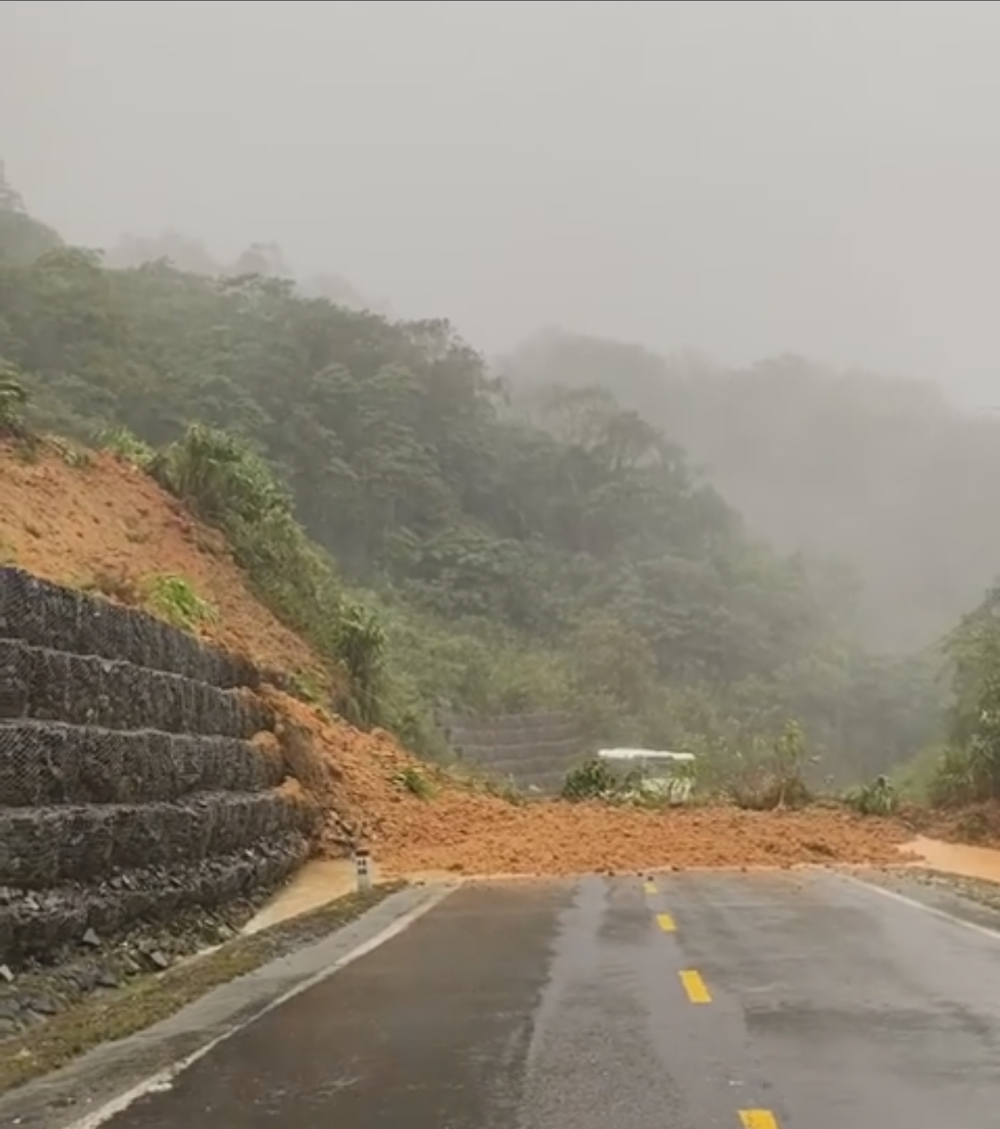 Người dân không đi qua khu vực đèo Khánh Lê để bảo đảm an toàn.