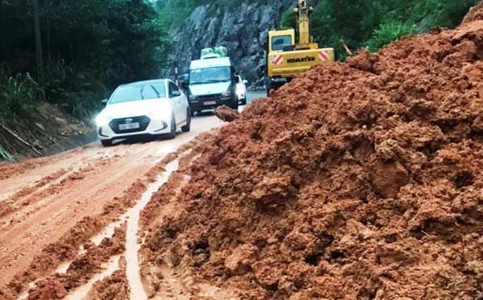 Mưa liên tục, đường Nha Trang - Đà Lạt sạt lở gây ách tắc - Ảnh 2.