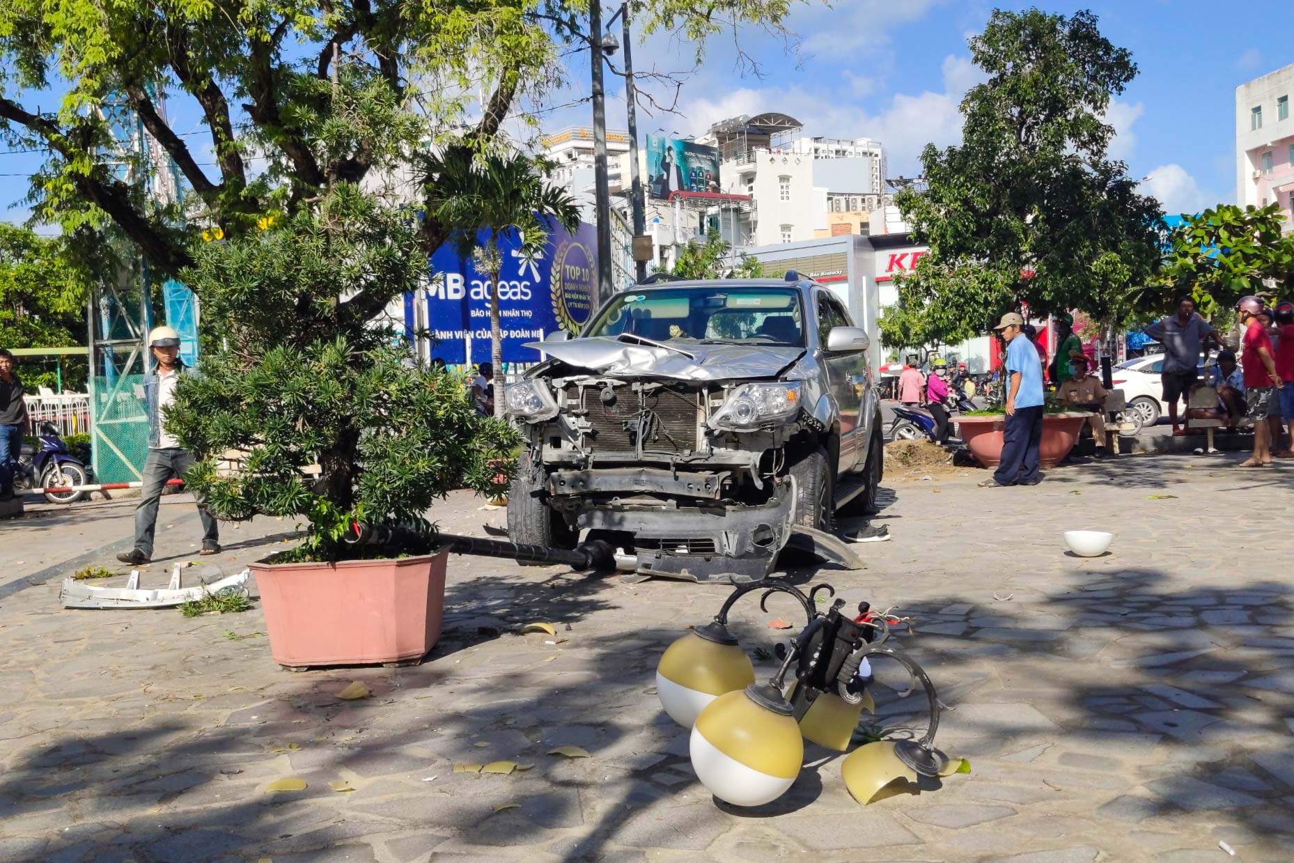 Sau va chạm, xe ô tô tiếp tục lao thêm hơn 40m, đâm gãy một trụ đèn, một rào chắn và một ghế đá của Nhà thờ Núi mới dừng hẳn