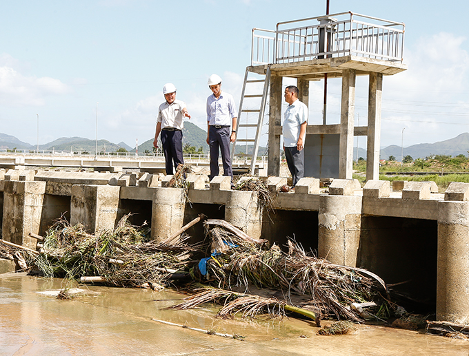 Rác thải bít miệng đập tràn Xuân Phong (Vĩnh Trung)