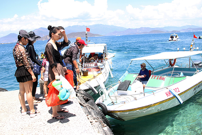 Khách du lịch đi tour tham quan vịnh Nha Trang.  