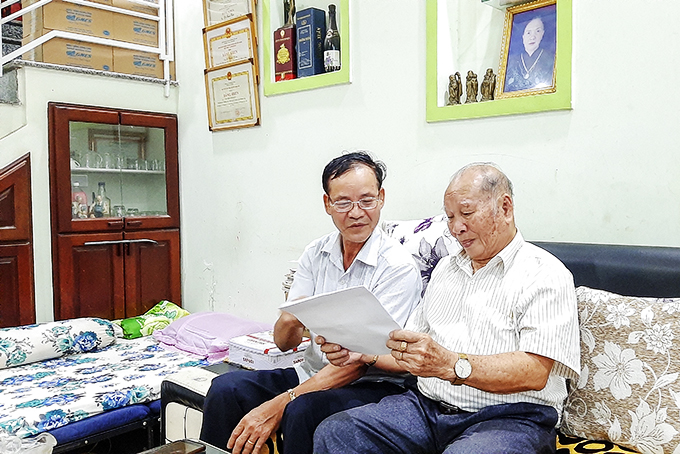 Ông Lê Thanh Xuân (bên phải) và ông Nguyễn Văn Chinh là 2 trong số nhiều chuyên gia  của tỉnh Khánh Hòa từng tham gia giúp đỡ nhân dân tỉnh Stung Treng. 