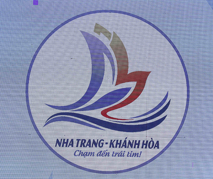 <p style= &quot;text-align: justify; &quot;>Sự kết hợp giữa Logo và Slogan của du lịch Khánh Hòa</p>