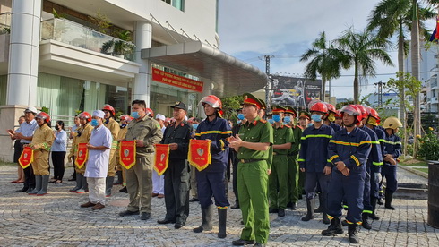 Tặng cờ lưu niệm cho các lực lượng tham gia diễn tập