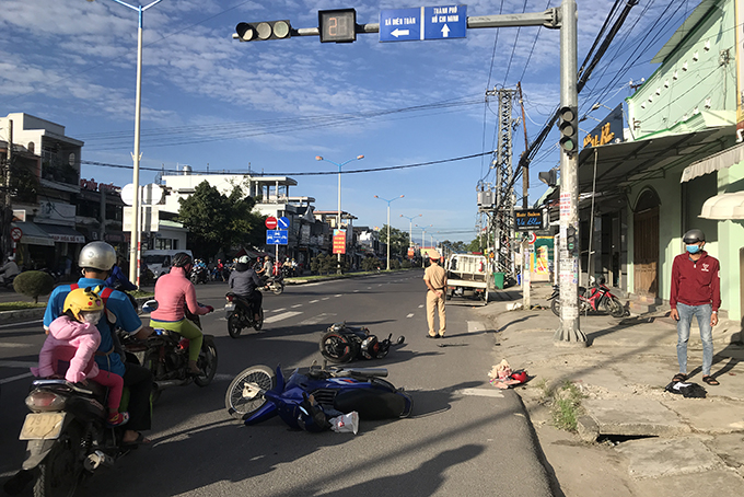 Vụ tai nạn xảy ra ngay ngã ba có đèn tín hiệu giao thông.