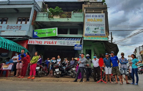 Đông đảo người dân dõi theo lực lượng chức năng diễn tập chữa cháy, cứu nạn