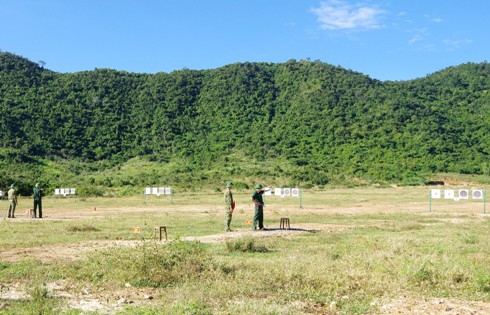 Các thí sinh thực hiện nội dung thi bắn súng K54.