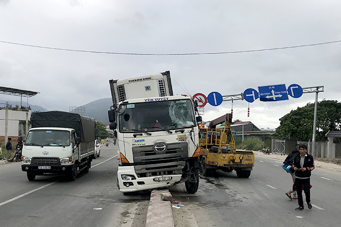 Chiếc xe lao lên dải phân cách.