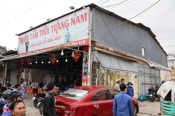 Căn nhà tiền chế đang buôn bán quần áo sẽ được cưỡng chế vào ngày 12-1