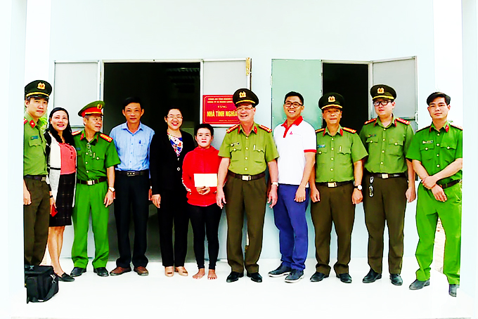 Bàn giao nhà cho gia đình bà Cao Thị Ly.