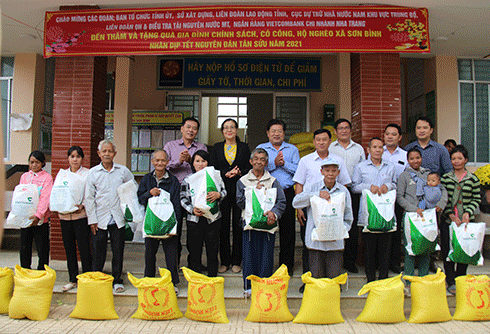 Lãnh đạo các đơn vị trao quà Tết cho các hộ dân xã Sơn Bình