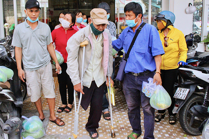 Anh Nguyễn Thành Quang (áo xanh) luôn nhiệt tình trong mọi hoạt động của nhóm.