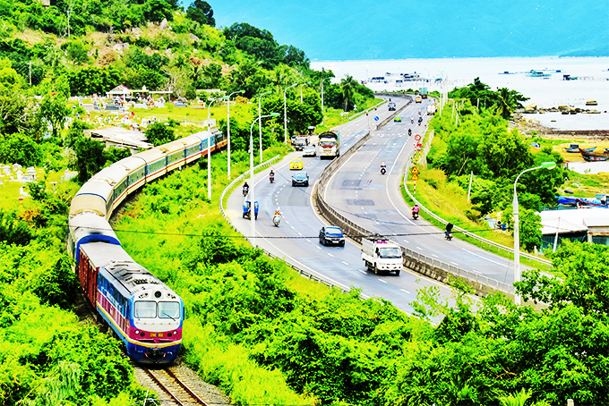 Tàu khách qua khu vực Vĩnh Lương, Nha Trang.