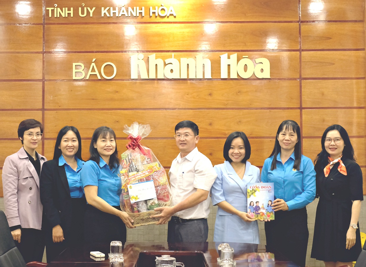 Đại diện lãnh đạo Liên đoàn Lao động tỉnh Khánh Hòa thăm, chúc Tết tại Báo Khánh Hòa (ảnh: T. An).