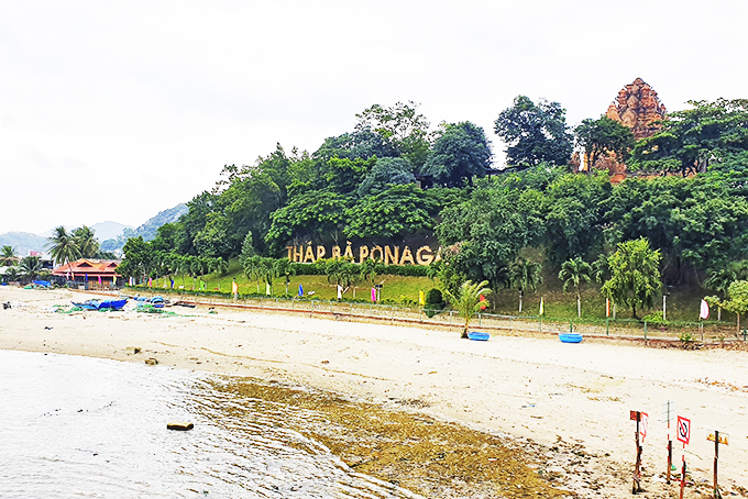 Khu di tích Tháp Bà Ponagar sẽ được chỉnh trang bằng một tuyến kè tạo cảnh quan môi trường. 