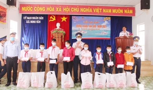 Lãnh đạo, chỉ huy đơn vị trao tặng quà Tết cho các em học sinh nghèo vượt khó. 