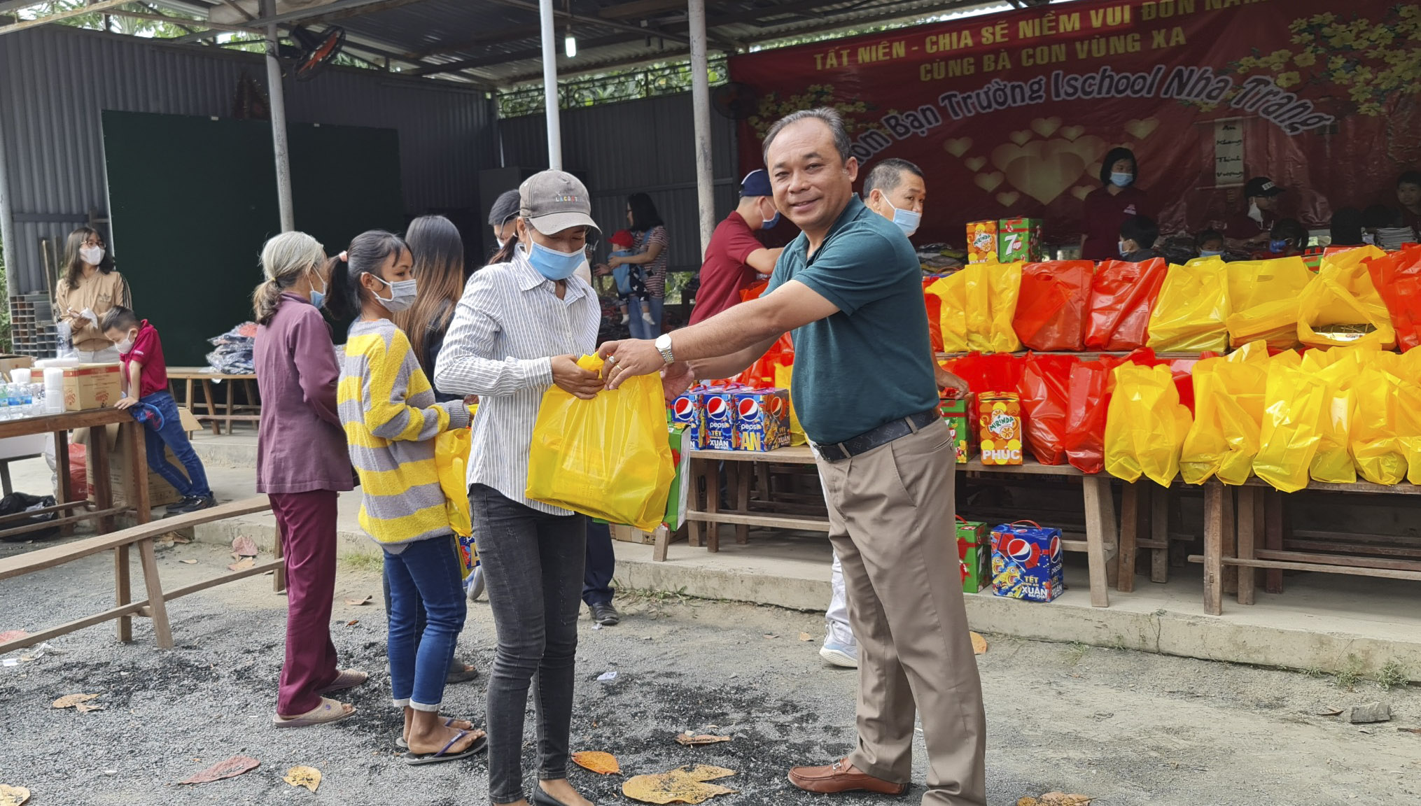 Ông Nguyễn Quang Duy - Giám đốc Công ty TNHH Sản Xuất - Thương mại - Xuất nhập khẩu D&amp;T trao quà cho một người dân có hoàn cảnh khó khăn.