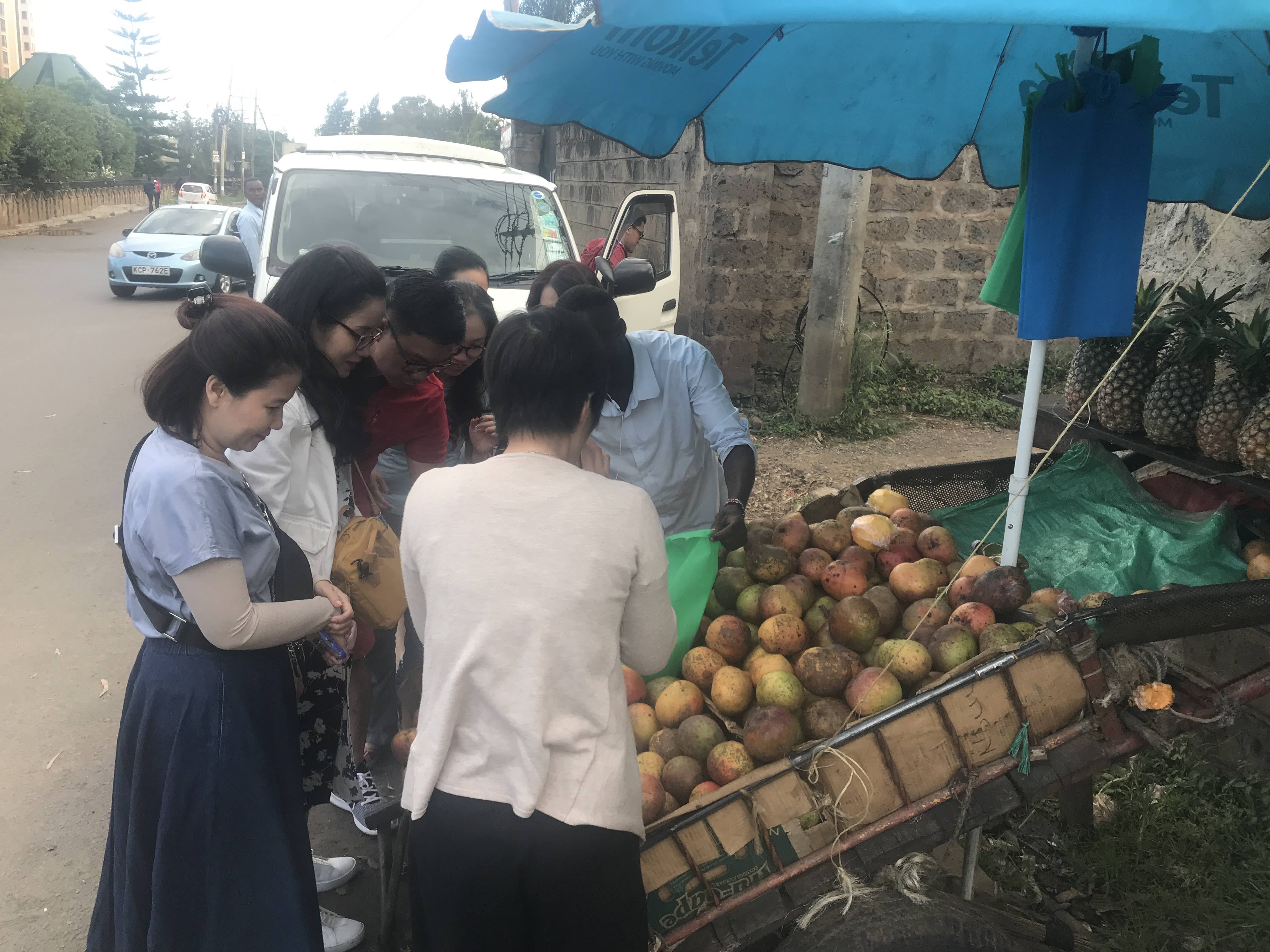 Tại Kenya dù buôn bán nhỏ cũng dùng túi vải thay cho túi nilon để đựng hàng