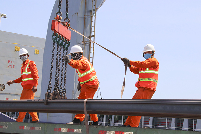 Công nhân bốc xếp hàng trong ngày Tết. 