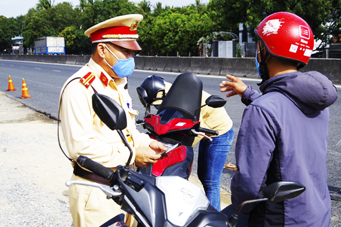 Công an kiểm tra phương tiện tham gia giao thông.  