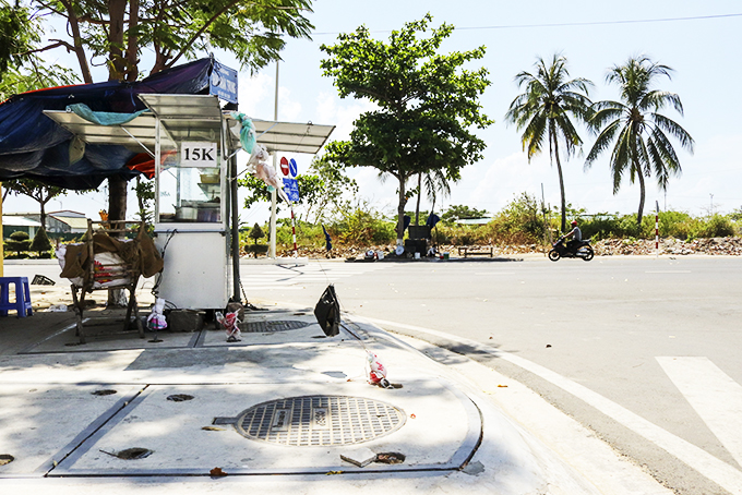 Nắp cống trong hệ thống thu gom nước thải dọc khu dân cư Đường Đệ.