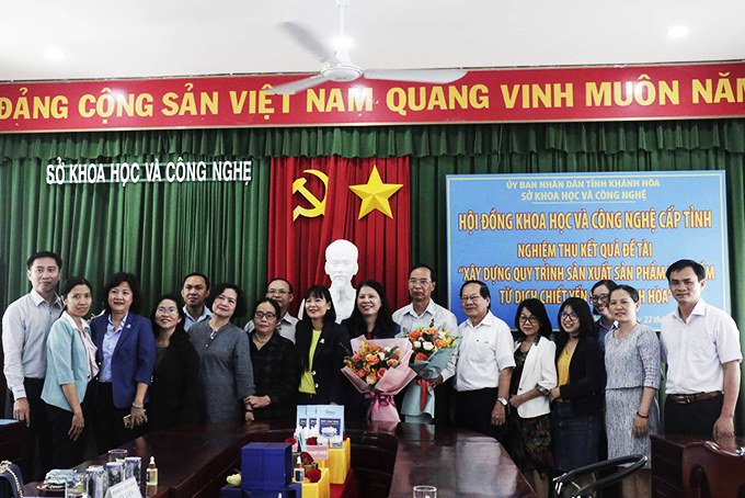 Hội đồng khoa học và công nghệ cấp tỉnh tặng hoa chúc mừng  nhóm thực hiện đề tài.