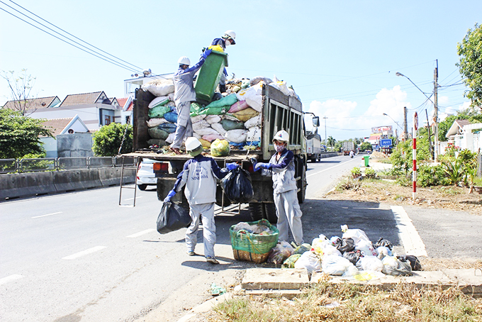 Thu gom rác thải rắn trên địa bàn thị xã Ninh Hòa.