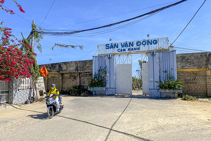 Cổng vào sân vận động Cam Ranh không được đầu tư, nâng cấp.